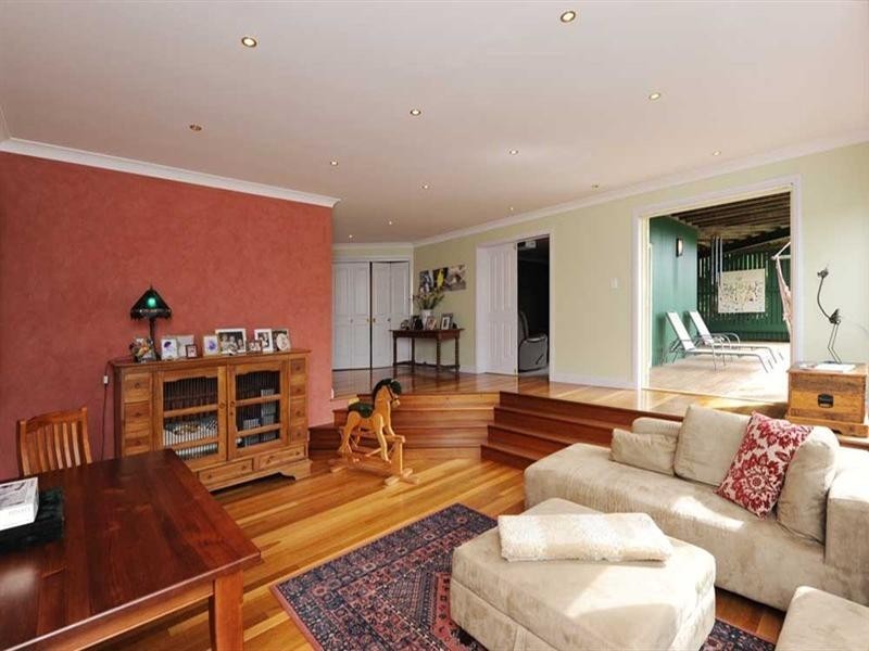 4 Chatswood Close, Mount Lofty QLD 4350