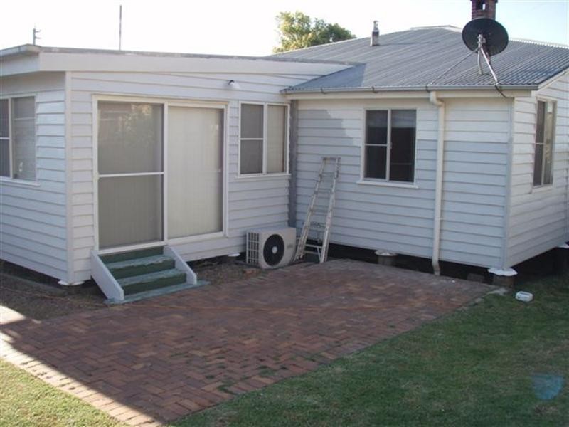 8 Lawrence Street, South Toowoomba QLD 4350