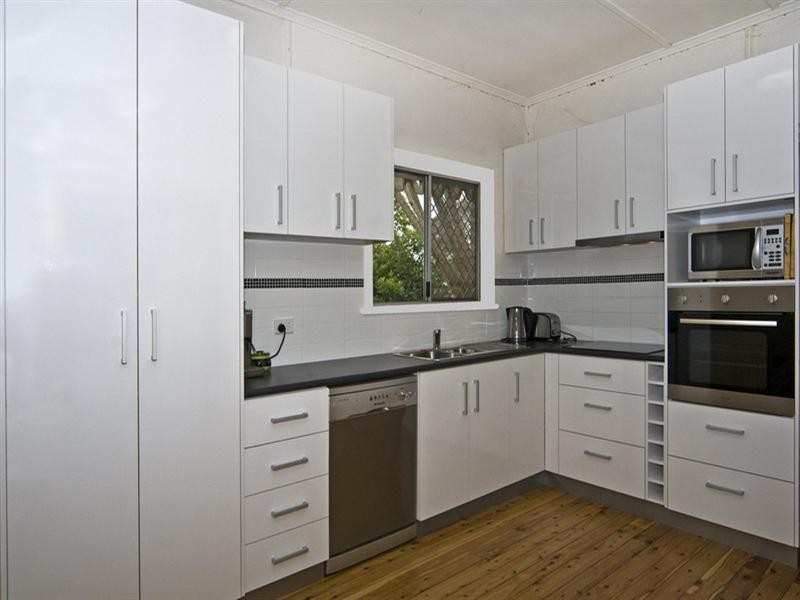5 Sourris Street, Mount Lofty QLD 4350