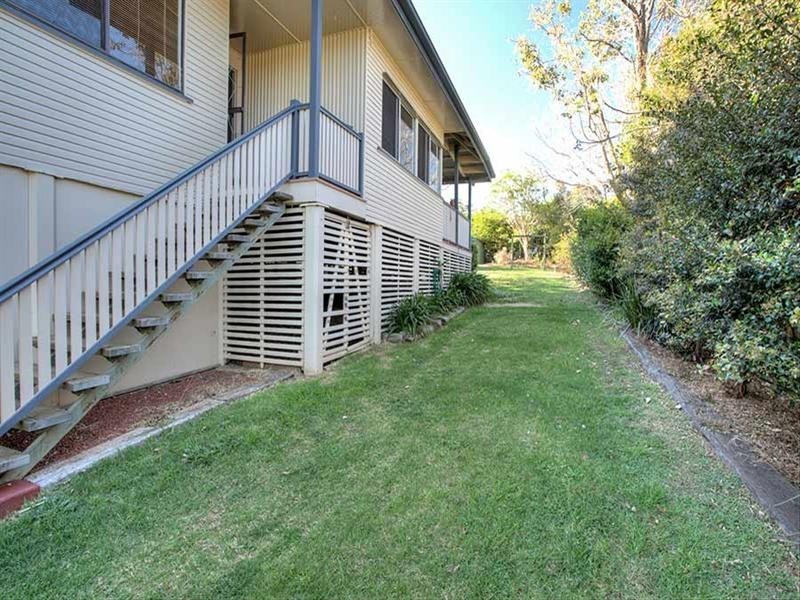 33 Rhyde Street, Mount Lofty QLD 4350