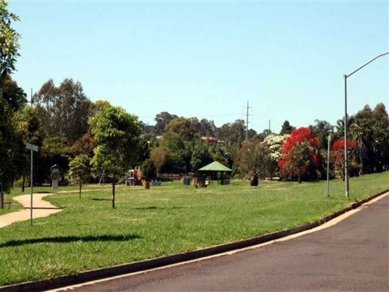 33 Horrocks Crescent, Kearneys Spring QLD 4350