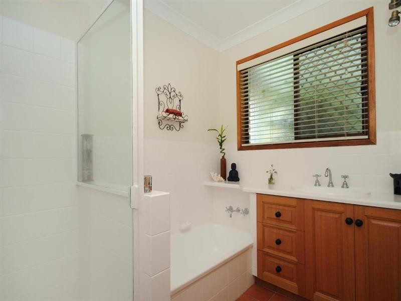 27 Amos Crescent, Mount Lofty QLD 4350