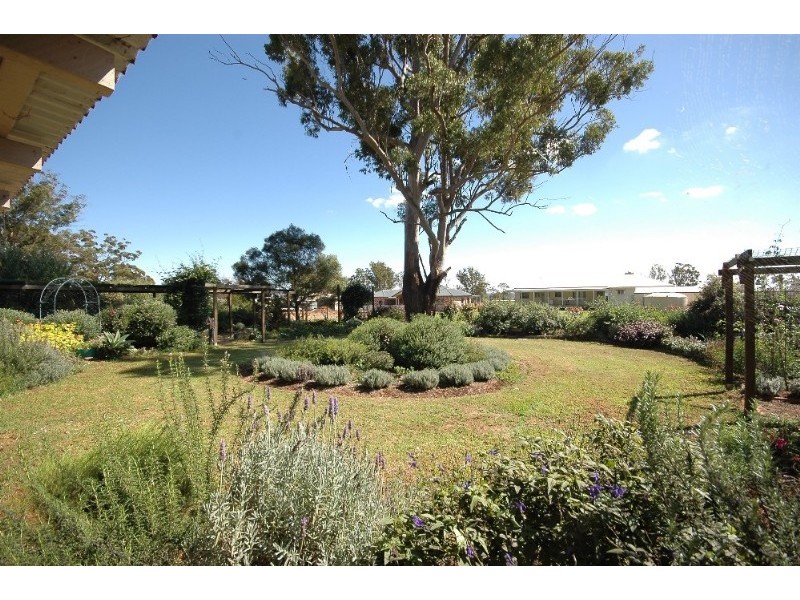 16 Kennedy Street, Cabarlah QLD 4352