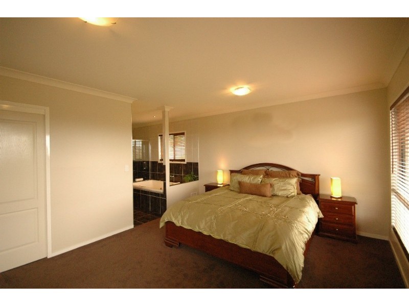 1 Windemere Terrace, Mount Lofty QLD 4350