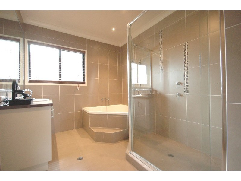 1 Windemere Terrace, Mount Lofty QLD 4350