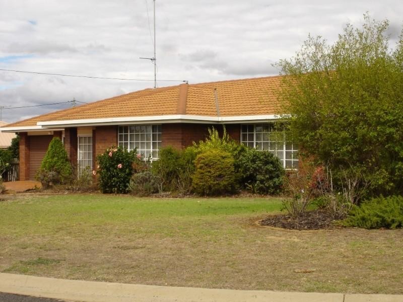 2 Smythe Street, Kearneys Spring QLD 4350