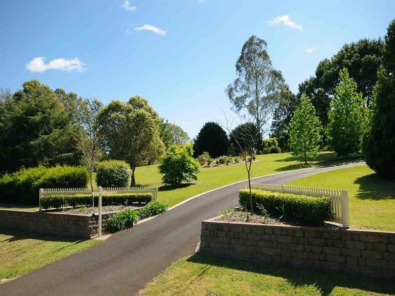 6 Blue Meadow Court, Blue Mountain Heights QLD 4350