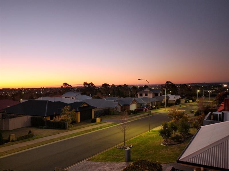 14 Banksdale Drive, Middle Ridge QLD 4350