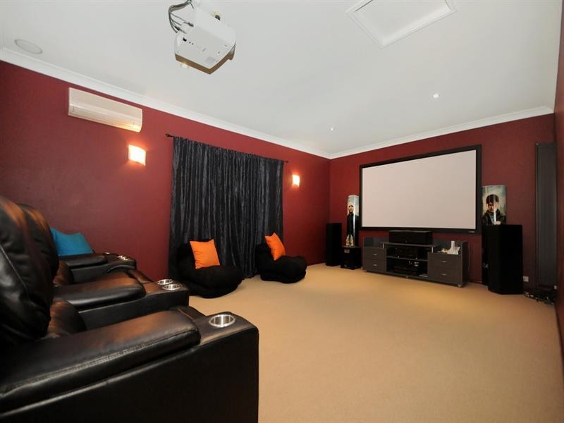 14 Banksdale Drive, Middle Ridge QLD 4350