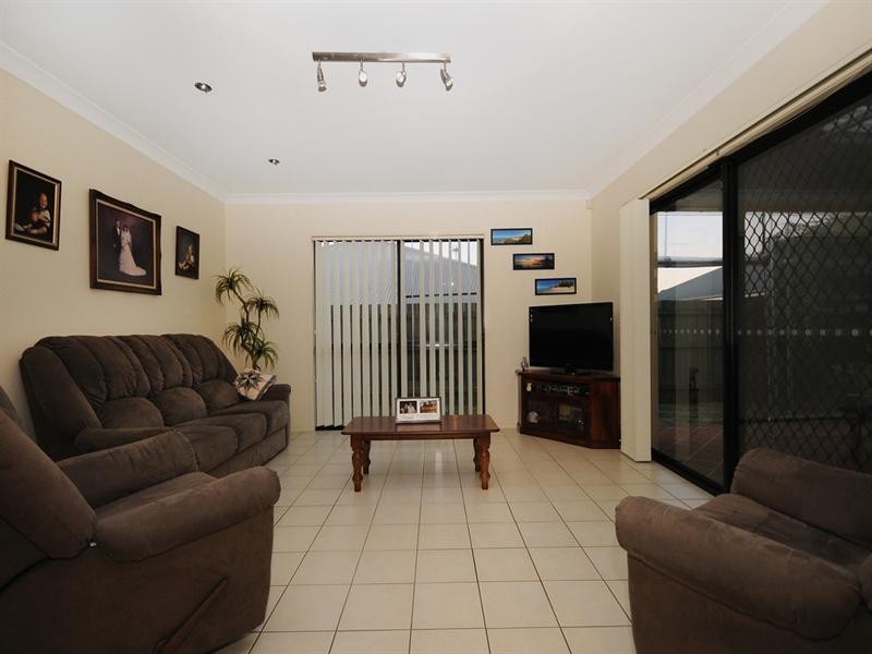 14 Banksdale Drive, Middle Ridge QLD 4350