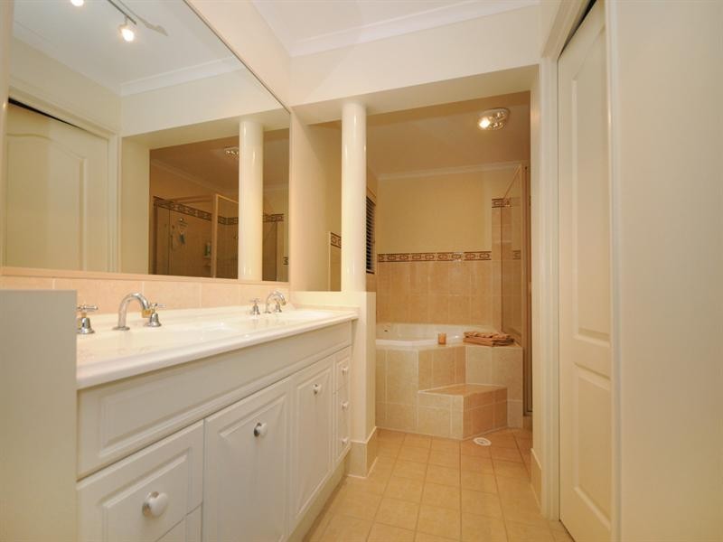 14 Banksdale Drive, Middle Ridge QLD 4350