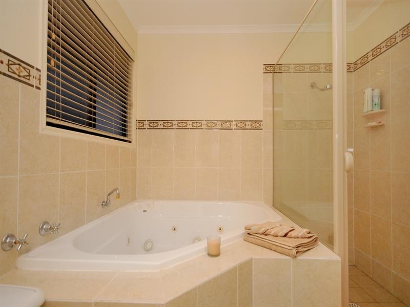 14 Banksdale Drive, Middle Ridge QLD 4350