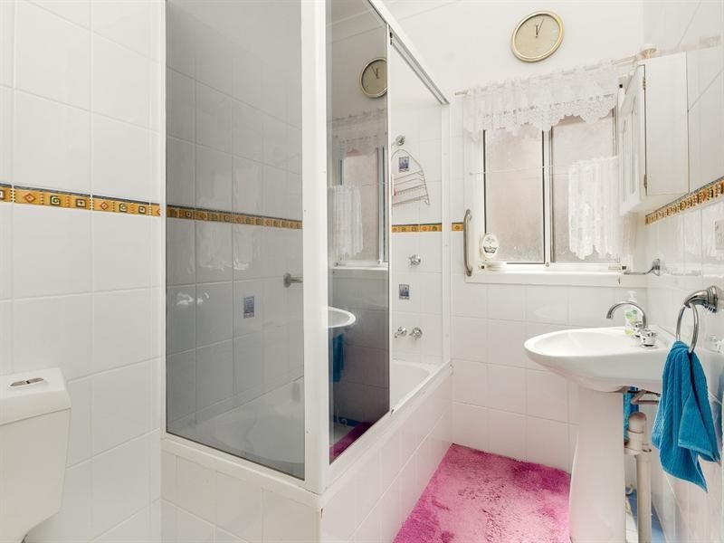 27 Lake Heights Road, Lake Heights NSW 2502