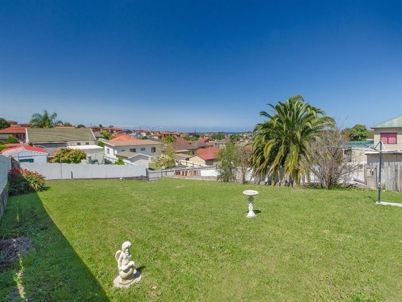 27 Lake Heights Road, Lake Heights NSW 2502