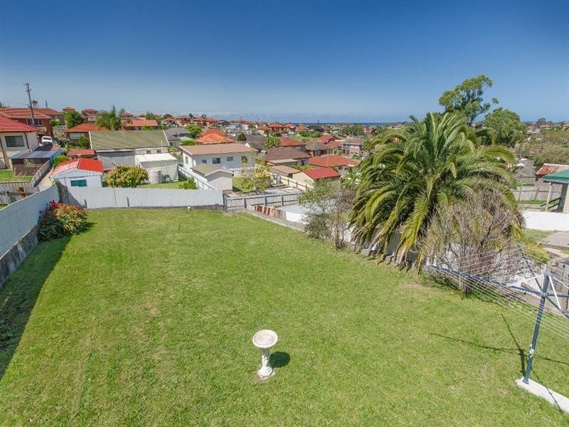 27 Lake Heights Road, Lake Heights NSW 2502