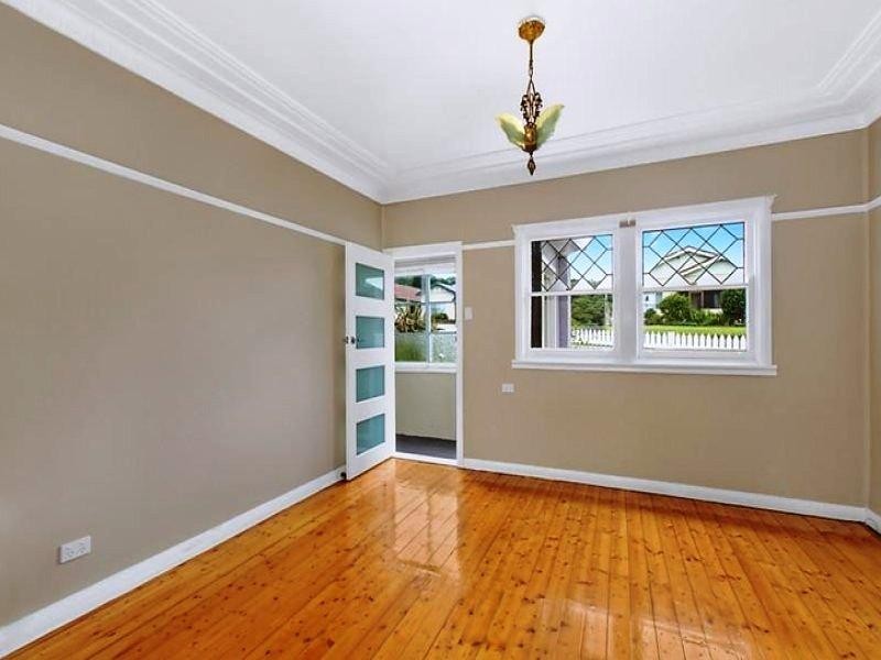 8 Hillcrest Avenue, Woonona NSW 2517