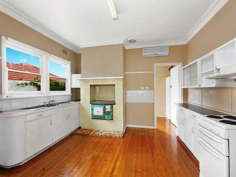 8 Hillcrest Avenue, Woonona NSW 2517