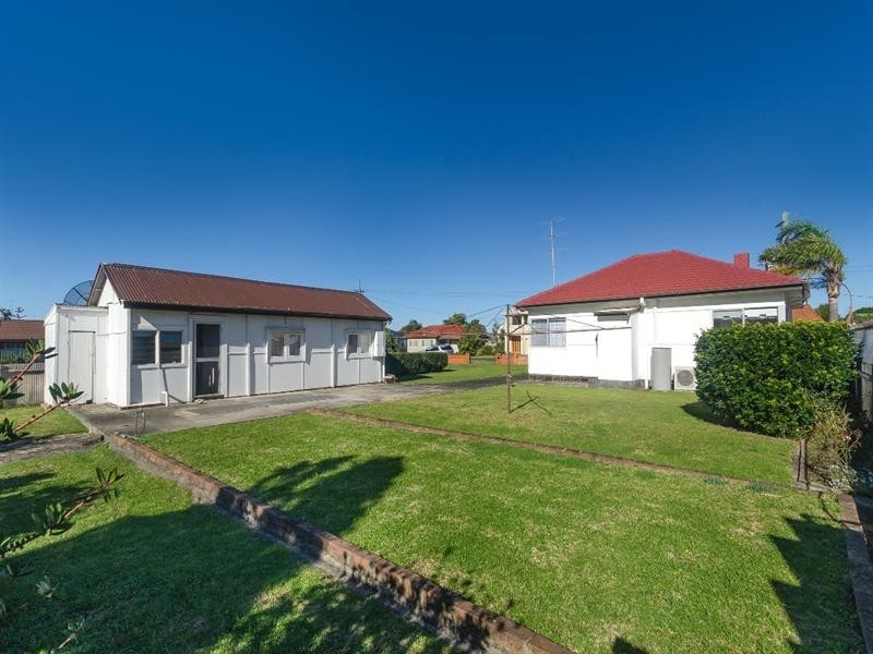14 Robertson Road, Woonona NSW 2517