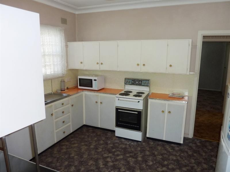 4 Hillcrest Avenue, Woonona NSW 2517