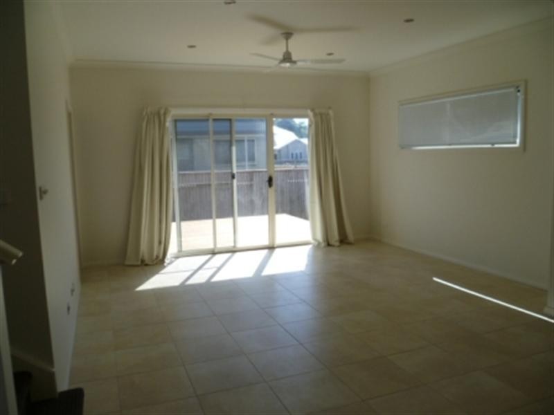 2/11 Franklin Avenue, Bulli NSW 2516