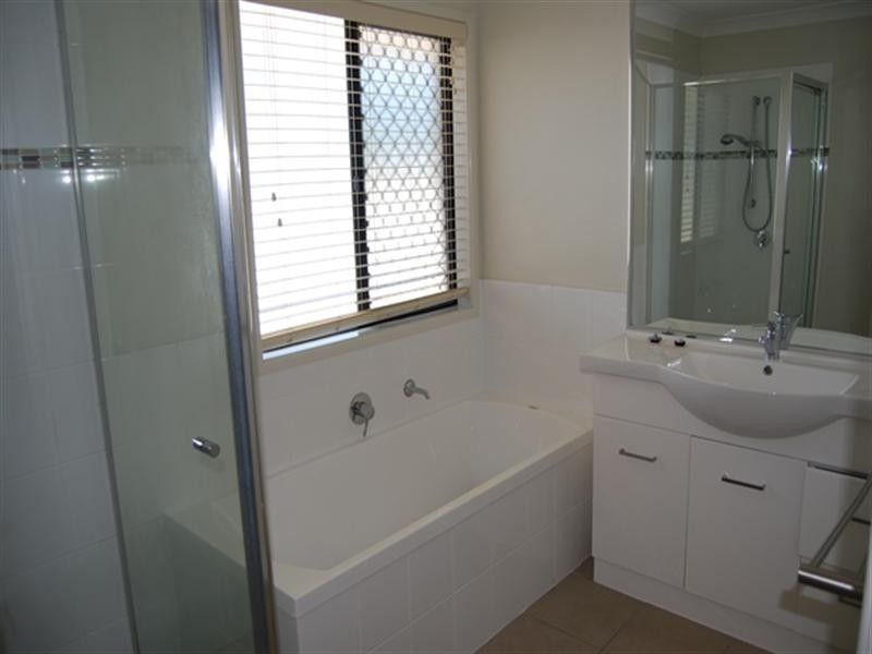 77 Whites Road, Manly West QLD 4179