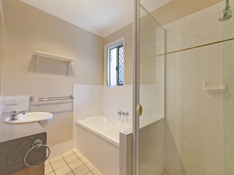 56 School Road, Wynnum West QLD 4178