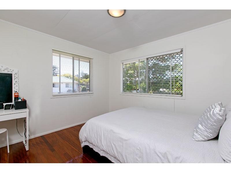 12 Sorrento Street, Wynnum West QLD 4178