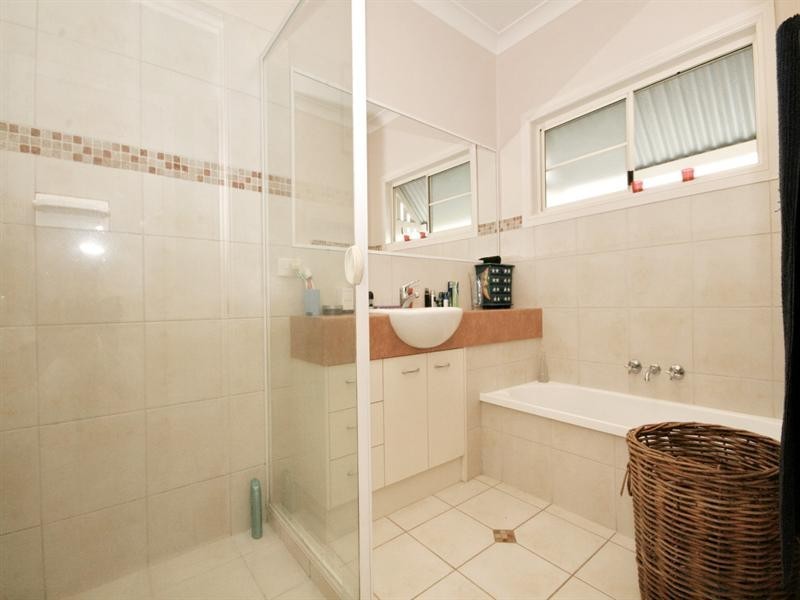 5 Hutton Avenue, Wynnum QLD 4178