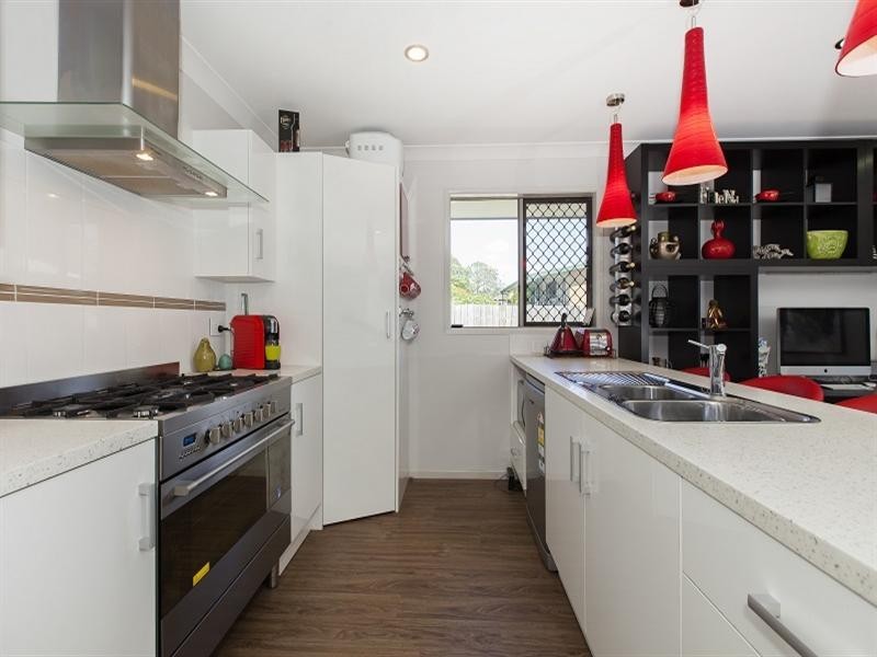 7 Youngs Road, Wynnum West QLD 4178