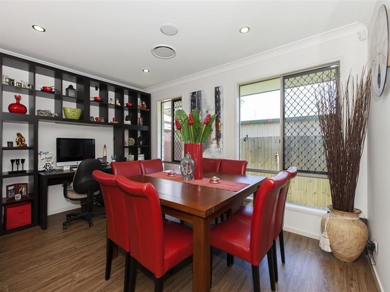 7 Youngs Road, Wynnum West QLD 4178