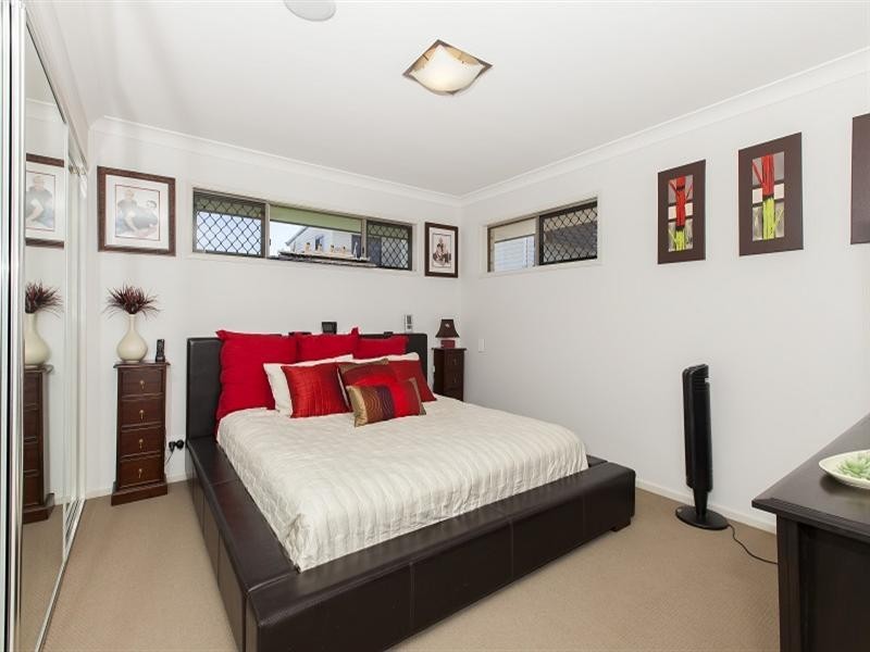 7 Youngs Road, Wynnum West QLD 4178