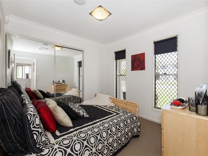 7 Youngs Road, Wynnum West QLD 4178