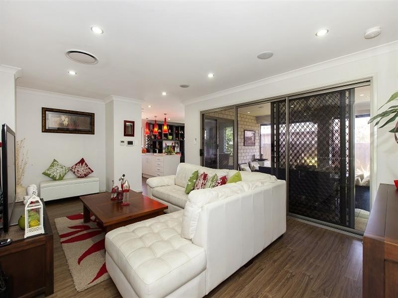 7 Youngs Road, Wynnum West QLD 4178