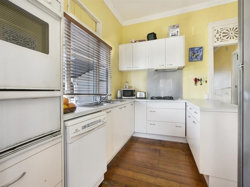 76 Glenora Street, Wynnum QLD 4178