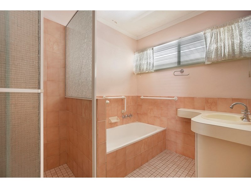 24 Roseberry Parade, Wynnum West QLD 4178