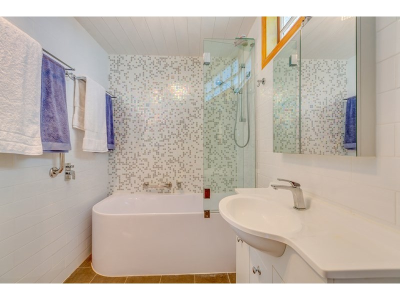 21 Waterloo Esplanade, Wynnum QLD 4178