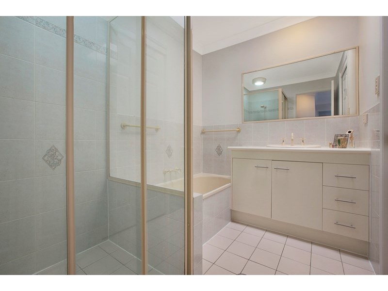 2/12 BESHAM Parade, Wynnum QLD 4178