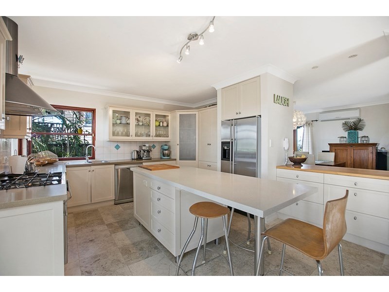 22 Gordon Parade, Manly QLD 4179