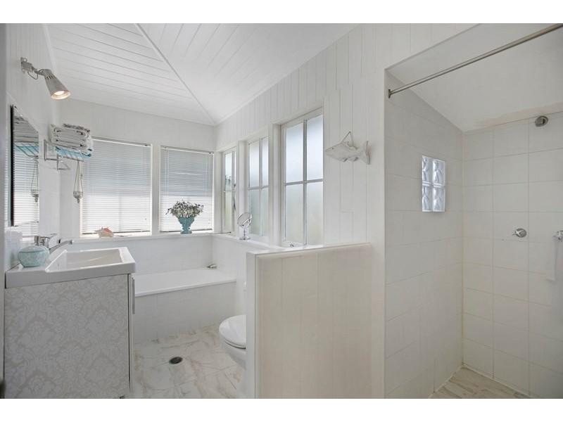 22 Gordon Parade, Manly QLD 4179