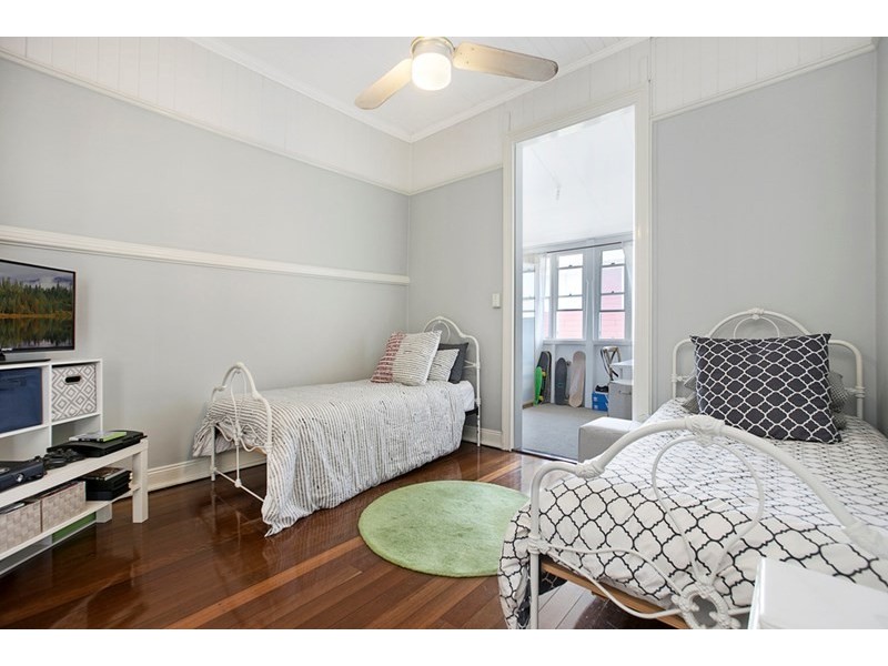 22 Gordon Parade, Manly QLD 4179