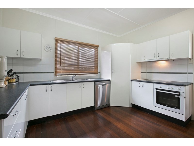 25 Montrose Parade, Wynnum West QLD 4178