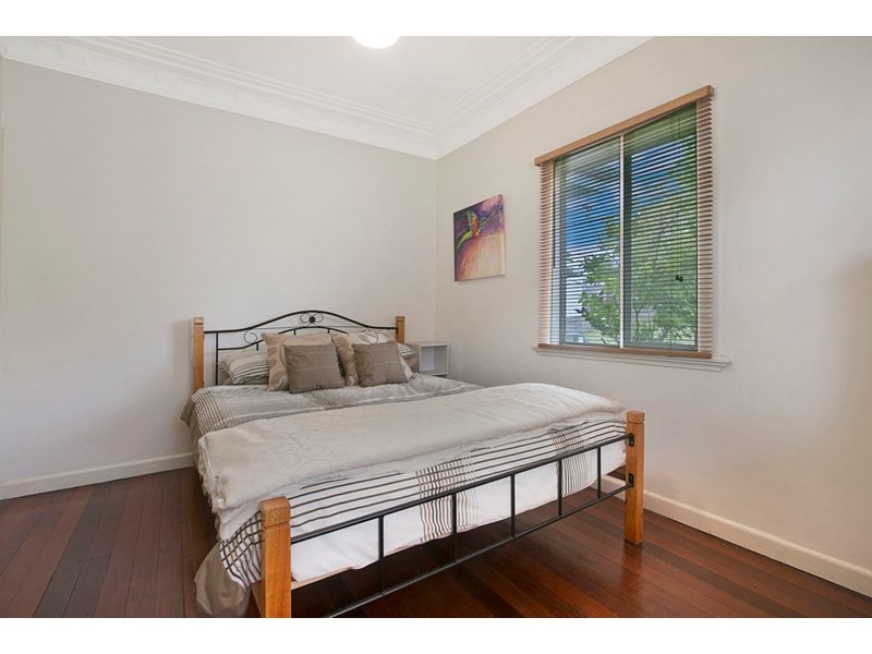 25 Montrose Parade, Wynnum West QLD 4178