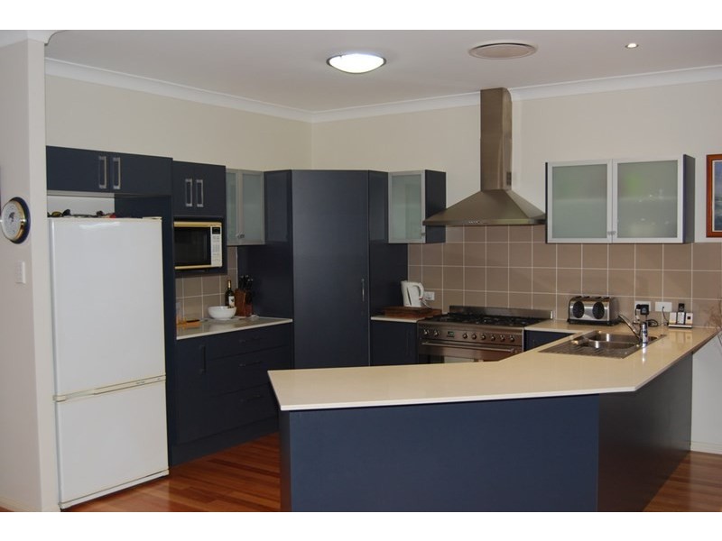 27 Davidson Street, Wynnum QLD 4178