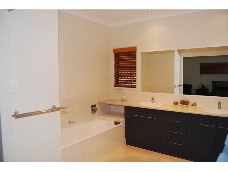 27 Davidson Street, Wynnum QLD 4178