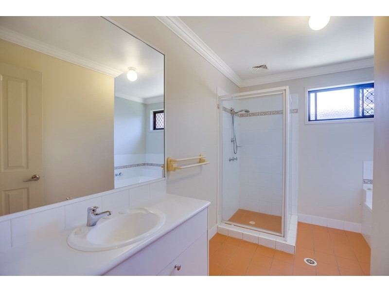 7 HOLLAND Crescent, Wynnum West QLD 4178