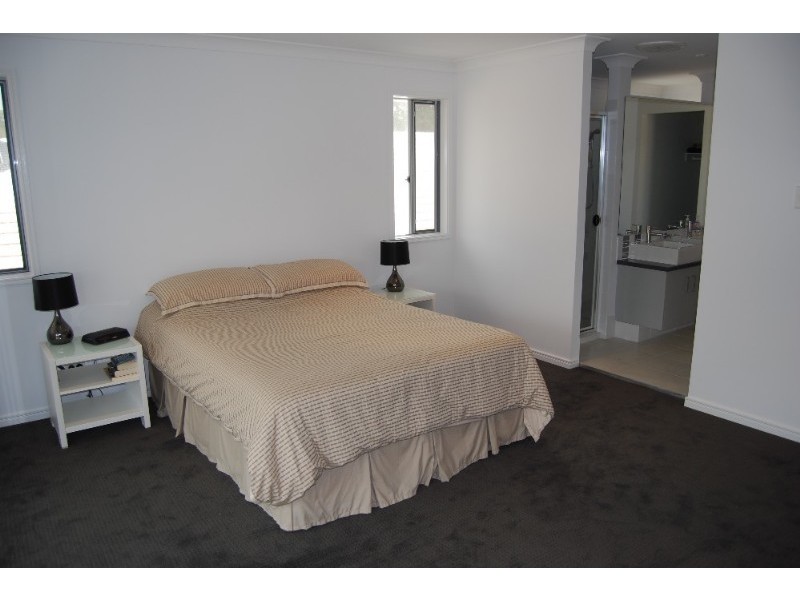 11 Sylvateere Crescent, Wakerley QLD 4154