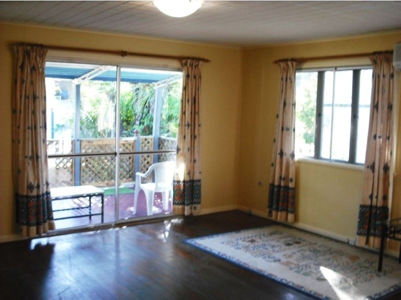 44 ROSENEATH Parade, Wynnum West QLD 4178