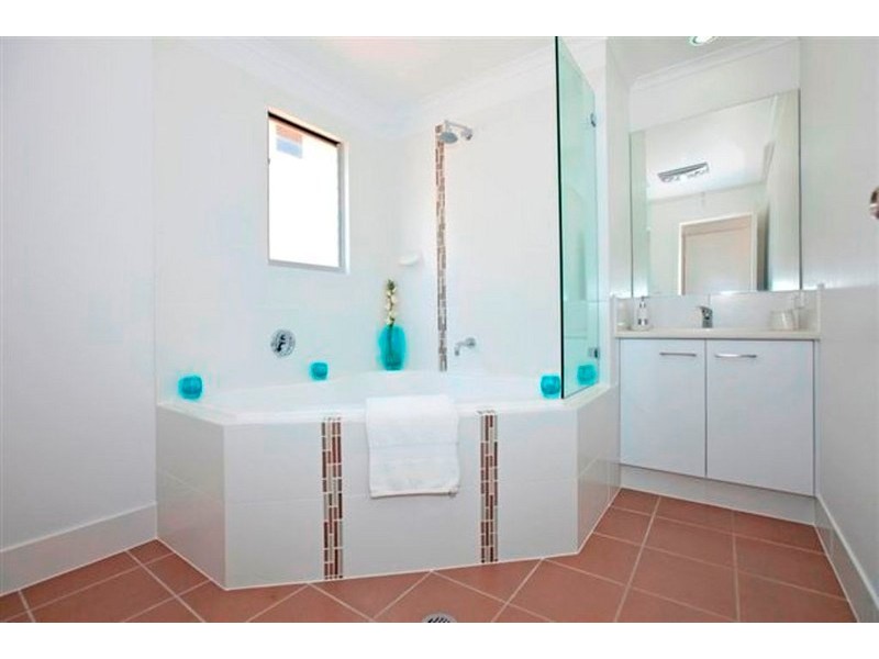 104 Gordon Parade, Manly QLD 4179