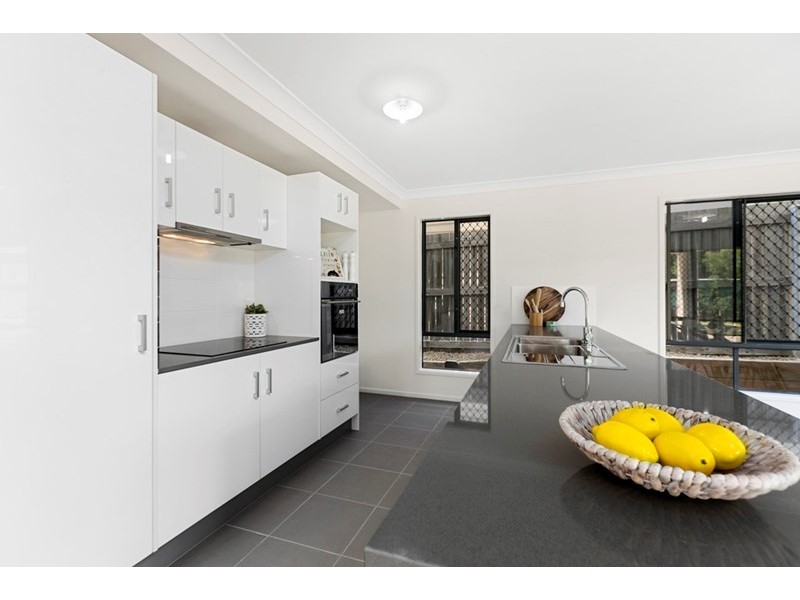 73 HUTTON Avenue, Wynnum QLD 4178