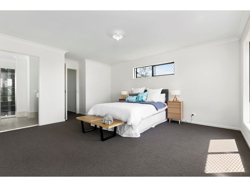 73 HUTTON Avenue, Wynnum QLD 4178